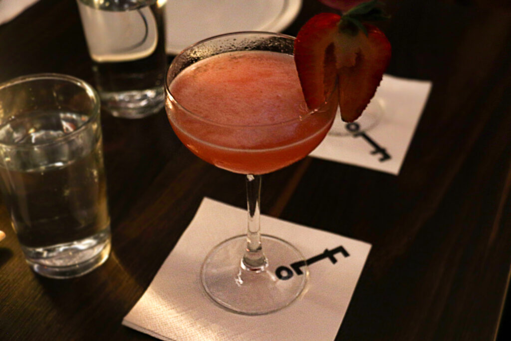 Fraise Sauvage cocktail adorned with a strawberry slice